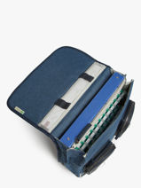 Boekentas 2 Compartimenten Cameleon Blauw vintage color Deze schooltas uit de Vintage collectie van het merk Camlon heeft een breedte van 35 cm. Ideaal voor de kleuterklas en het eerste leerjaar. Dit model heeft een duidelijke vintage look, dankzij de twee voorvakjes en de riempjes met gesp. Deze boekentas beschikt over twee compartimenten, die schriftjes (24x32 cm) en andere kleine spulletjes kunnen bevatten. Onder de overslagflap bevindt zich ook een uniek opbergvak, met daarin een gratis liniaal! De twee vakjes met rits vooraan zijn ideaal om een snack of zakdoek in op te bergen. Dit model beschikt ook over een naamlabel, en kan makkelijk gesloten worden dankzij een dubbel kliksysteem. Voor optimaal comfort zijn de rugzijde en schouderbandjes extra gewatteerd. Dankzij enkele reflectoren kan uw kind zich ook veilig in het verkeer begeven. Vintage op z