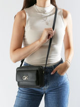 Cross Body Tas Re-lock Gerecycleerd Polyester Calvin klein jeans Zwart re-lock K611083-vue-porte
